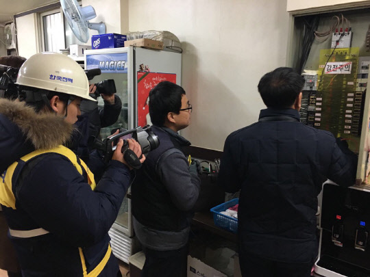 한국전력 직원들이 모 전통시장에서 전력설비 안전 점검을 실시하고 있다.  <한국전력 제공>